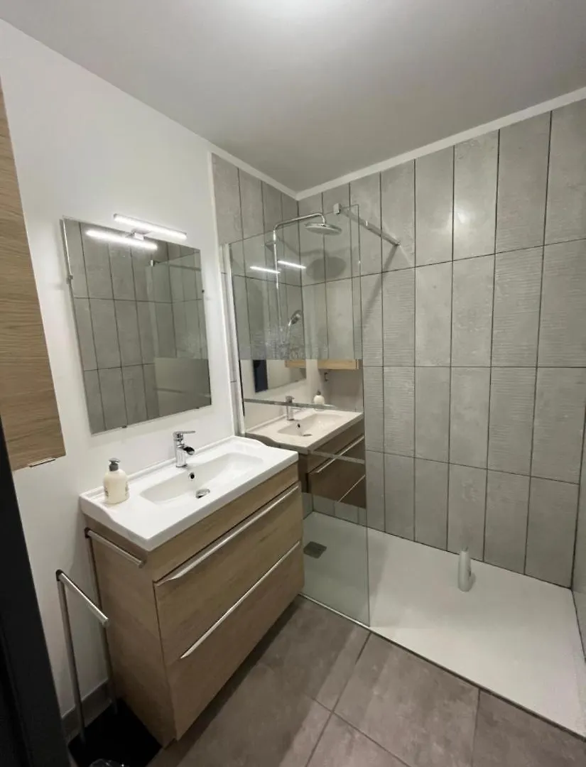 Gites De Landuziere, 8 Couchages Saint-Genet-Lerpt Holiday home